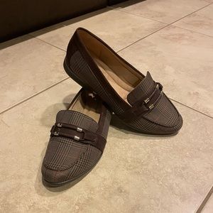 Women’s low heel true comfort shoes. Size 9-worn once- excellent condition